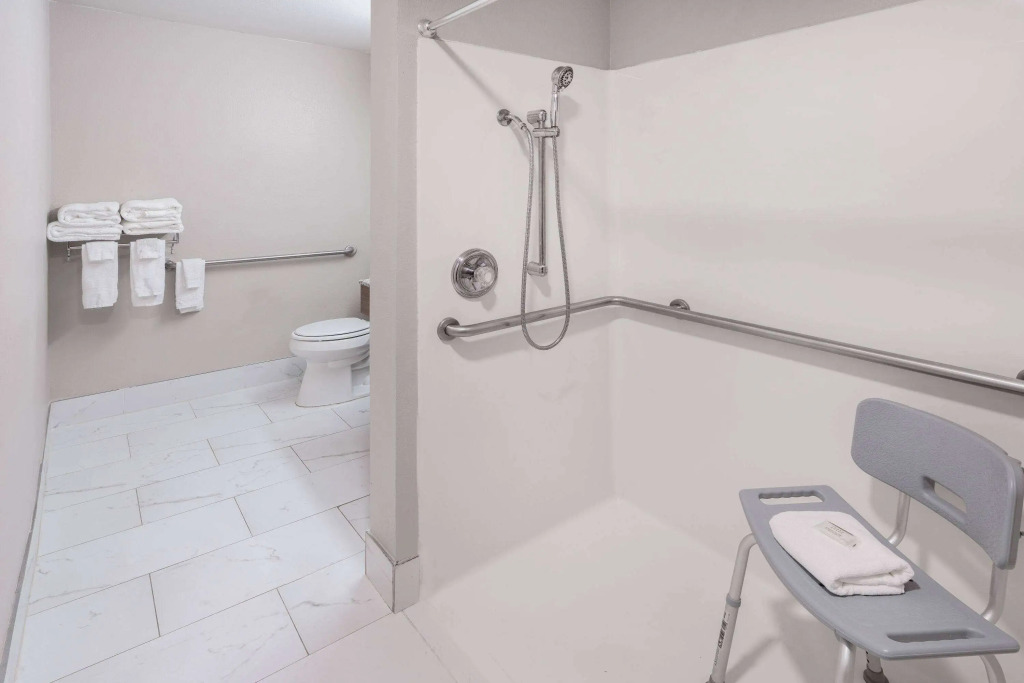 Days Inn & Suites by Wyndham Greeley