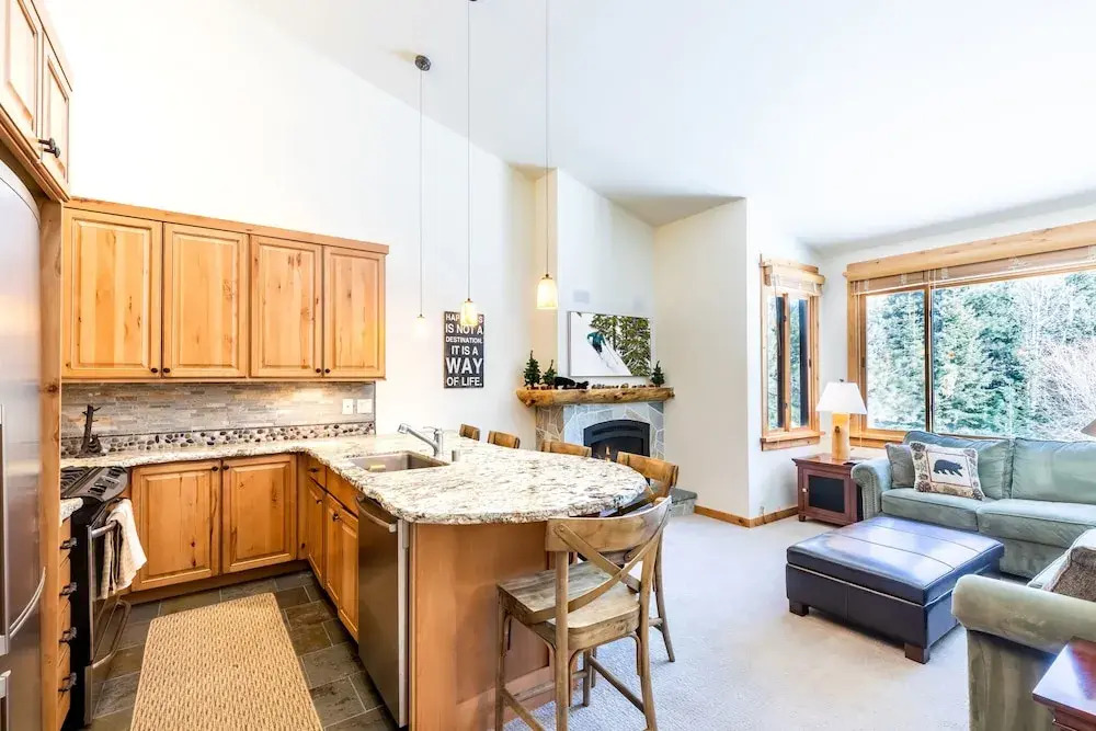 Beautiful Mountain 2 Bedroom Ski-In/Ski-Out in Ski Trails by RedAwning Save 10% on 3 Nights, 15% on 5 Nights!