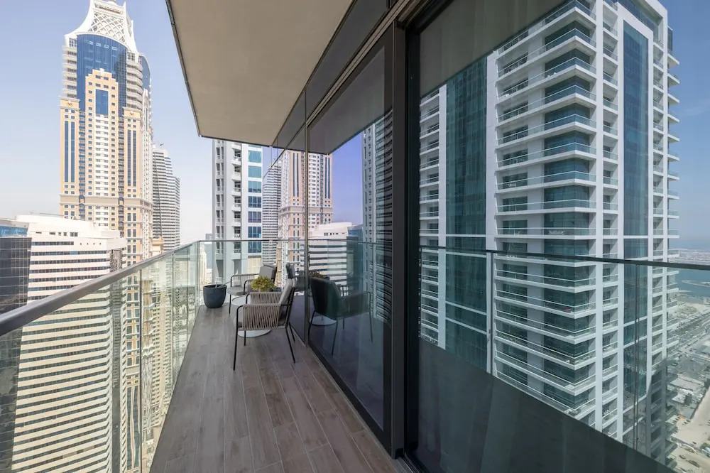 Sunny 2BR at Jumeirah Living Marina Gate