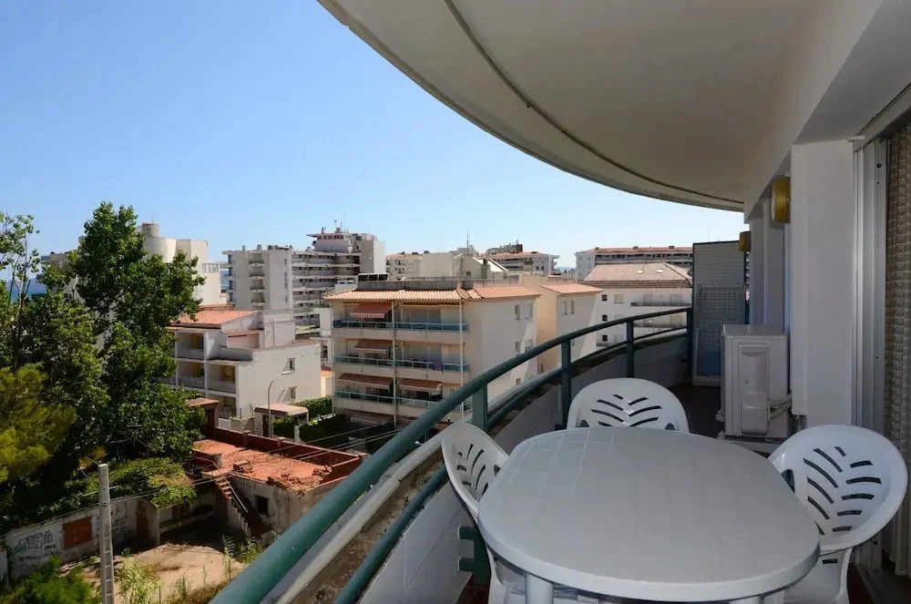 Apartment Near Town With 2 Rooms