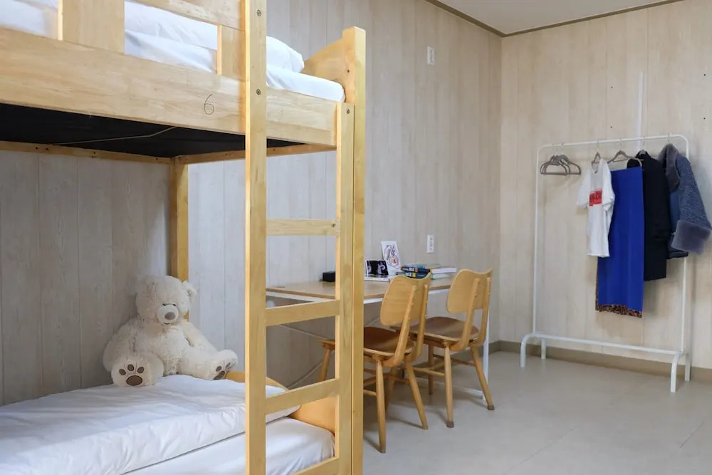 1% Hostel