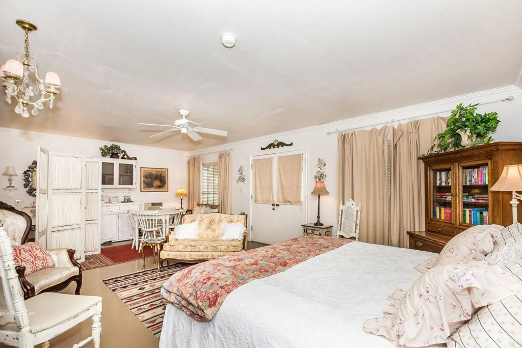 Binkys Secret Garden Studio Bedroom Cottage by Redawning
