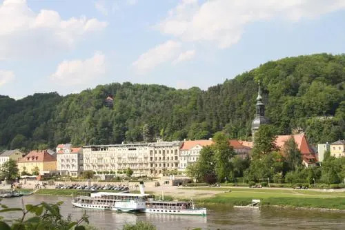 Villa Sonnenburg Gästehaus - Blick auf die Stadt und die Elbe - Parkplatz
