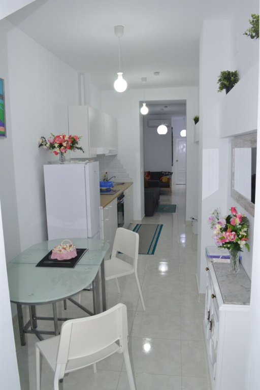 Stunning 2 Bedroom Apartment Fully Refurbished With Air-conditioning