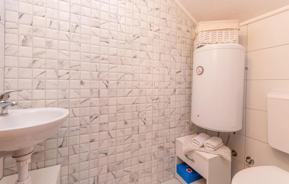 1 Bedroom Pet Friendly Home In Bibinje