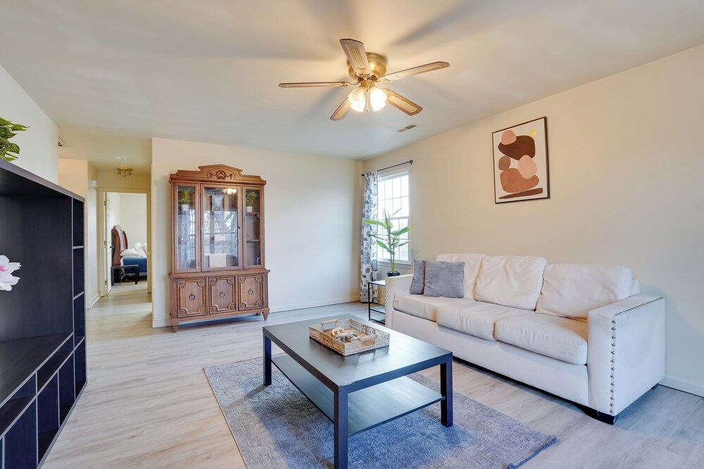 Walk to Fairgrounds! Hagerstown Townhome w/ Deck