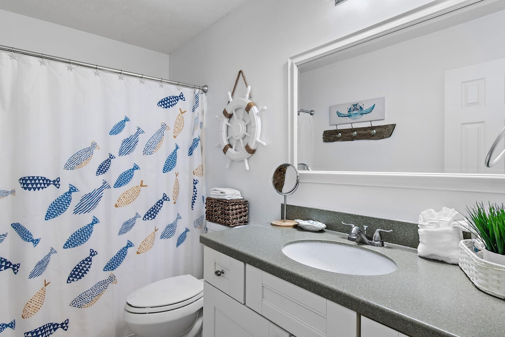 Tradewinds Condominium #28- At the Beach!