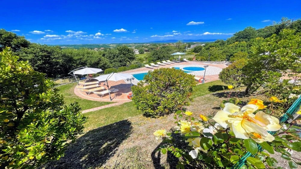 Charming Villa - Lake View and Private Pool