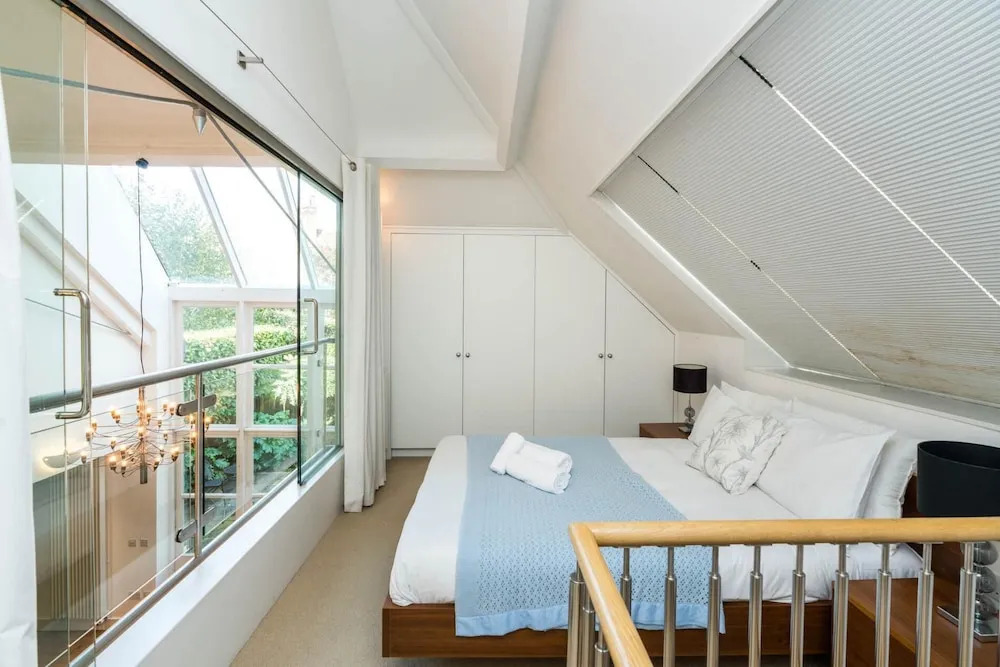 Unique 2 Bedroom Converted Artist's Studio