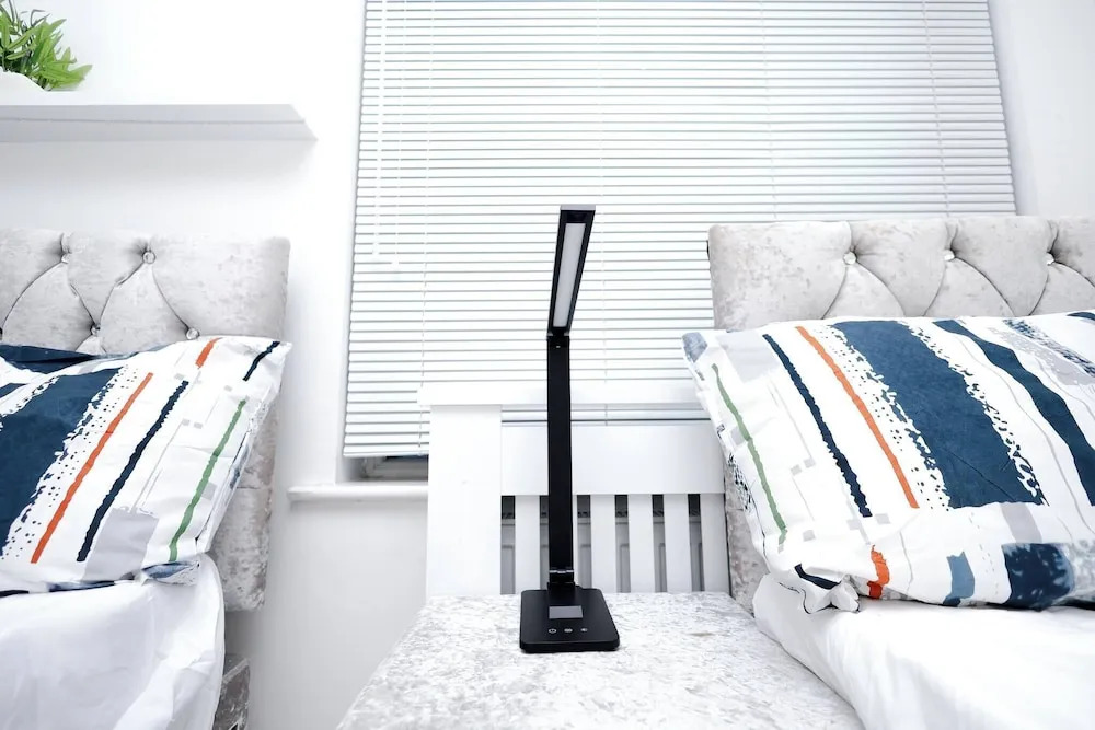 Cozy Place in Salford, Sleeps 8, 4 Bedroom, 5 Beds