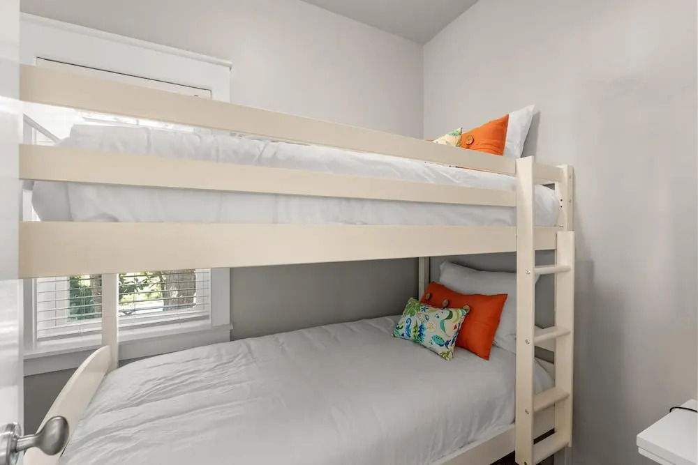 1369 Laurel Grove "the Crows Nest"