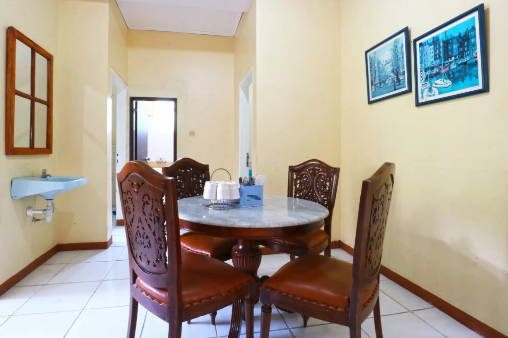 Aries Biru Hotel & Villa