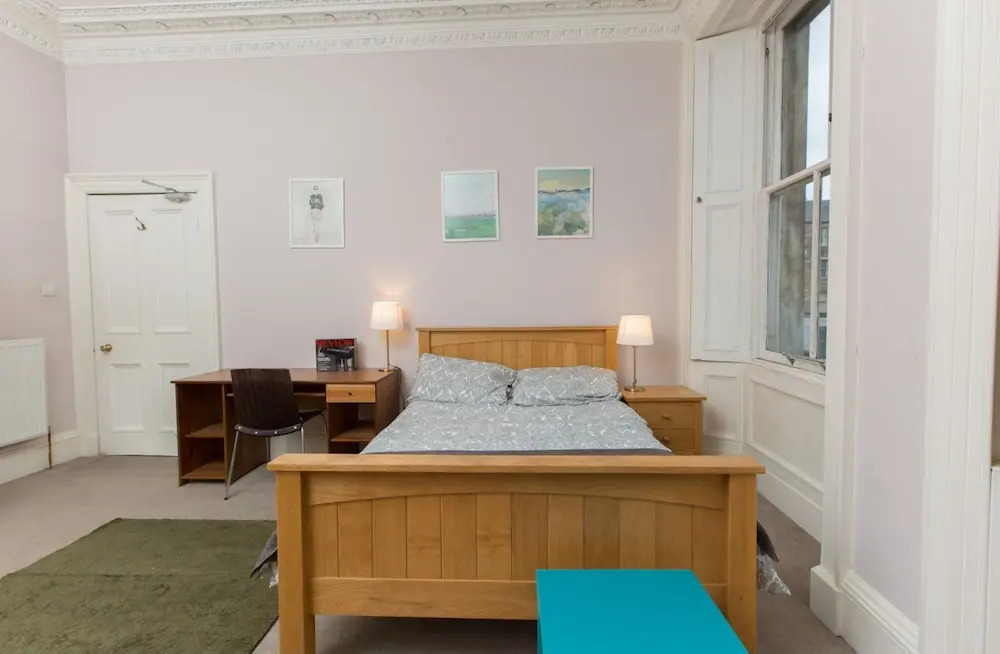 Spacious, Bright 5-br Flat for 10 in Edinburgh