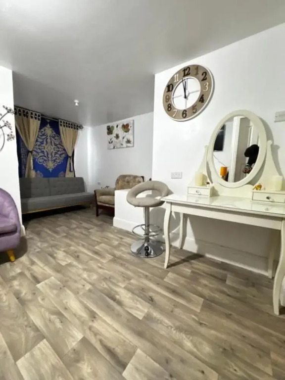 OYO Unique Guestroom - Farnworth, Easy Access to Bolton