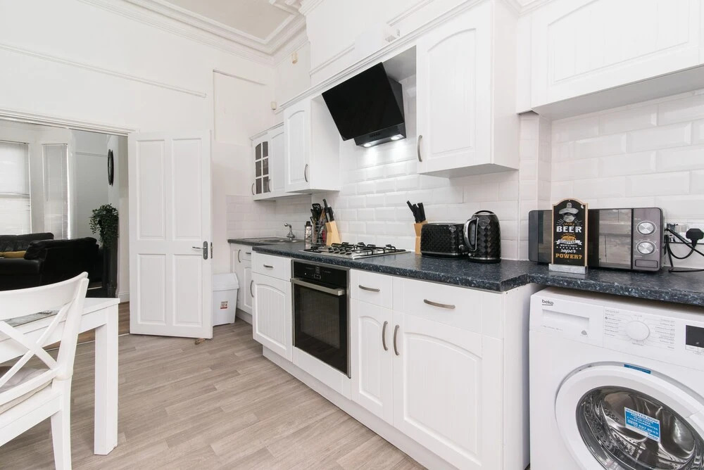 Modern Apartment With Private hot tub & Parking