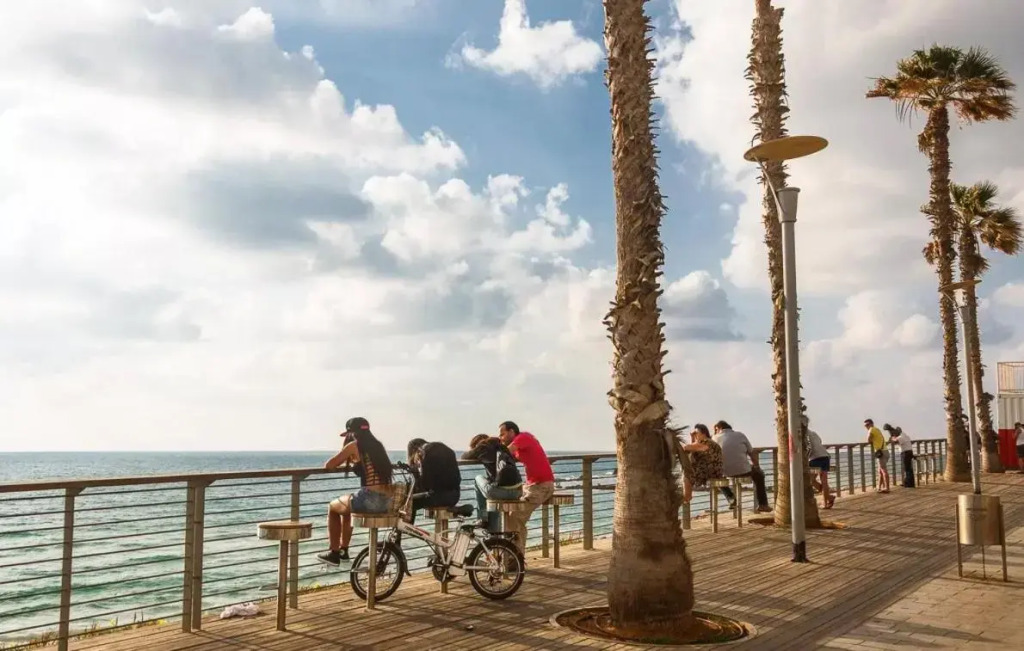 Isramax 3BR apartment near the sea.