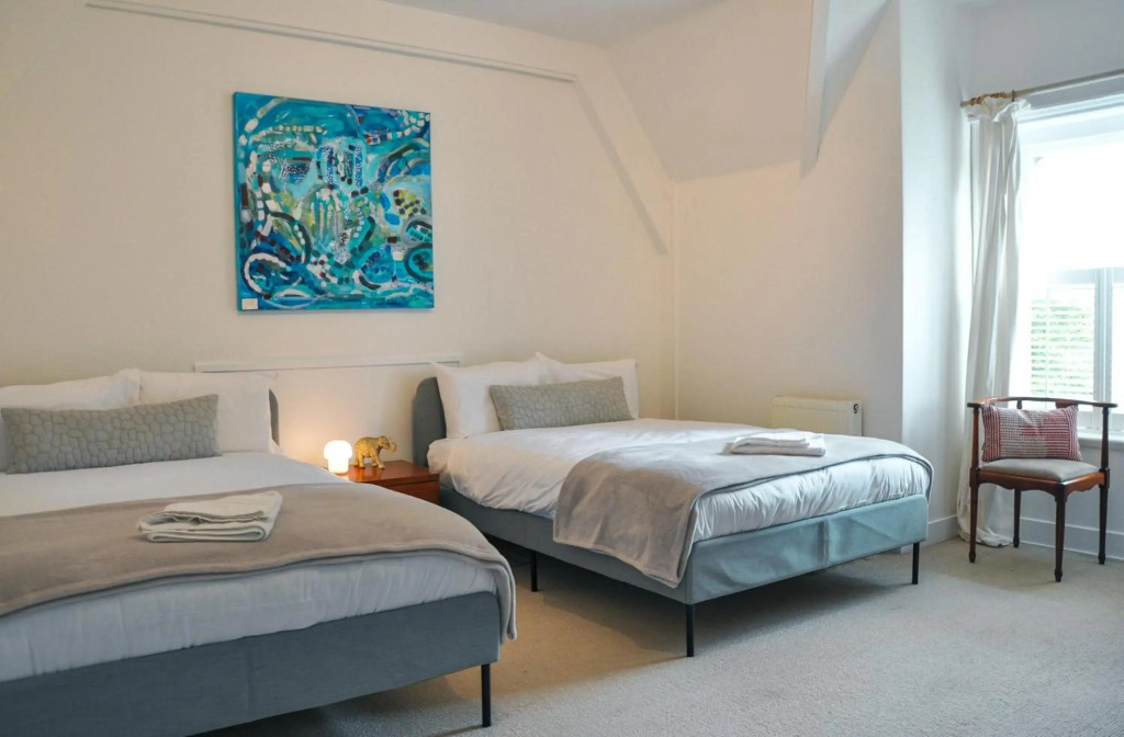 3BR Characterful Victorian Flat in Cheltenham, Cotswolds - Sleeps 8, FREE Parking, A walk away to local shops and Montpellier