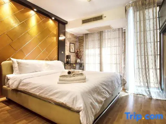 2A - Luxurious 2-Bedroom Condo in Central Bangkok with Gym and Swimming Pool