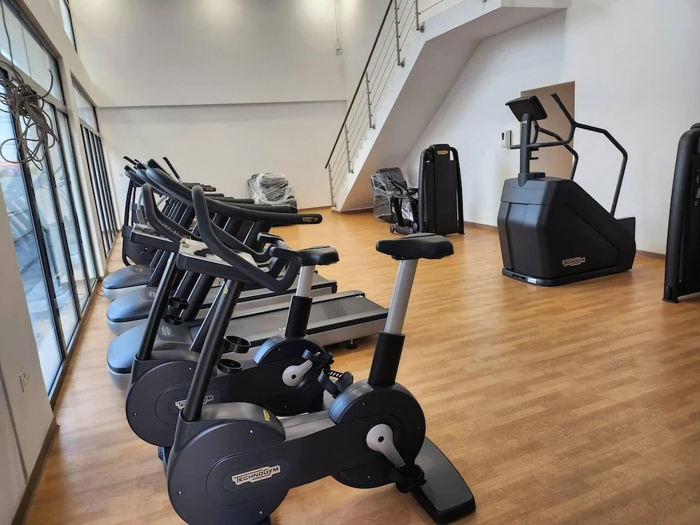 Elegant & Luxury Gem-5 Star Location -pools, Gym!