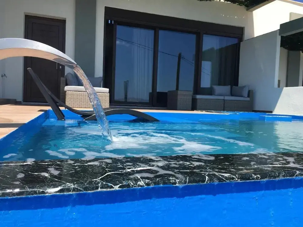 The Diamond of Kriaritsi private pools