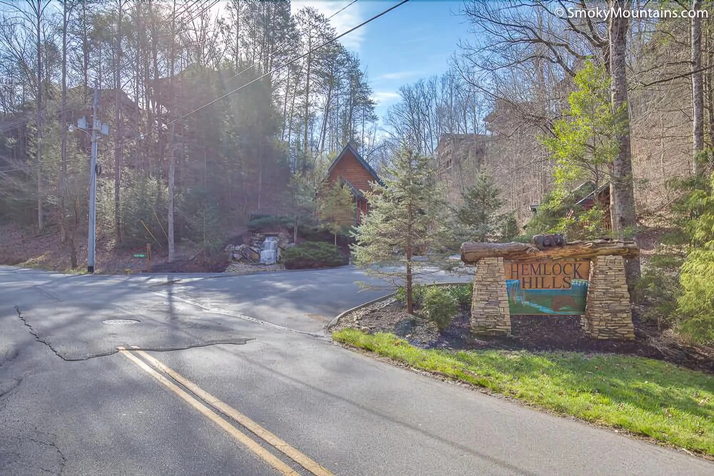 Pine Tree Lodge - Eight Bedroom Cabin