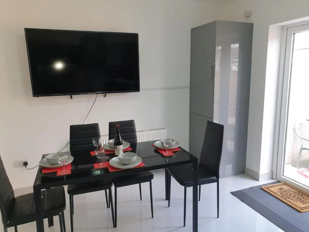 Large 4bed house up to 7beds parking Slough Train Station