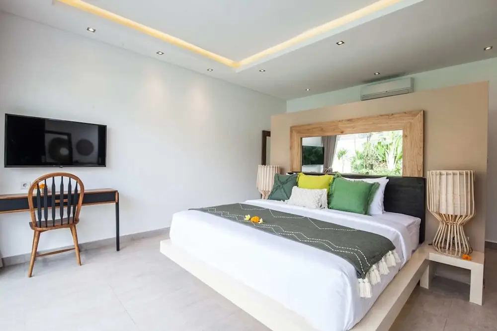 Villa Hugo - Luxury 4BR Private Villa, Walking Distance to Berawa Beach