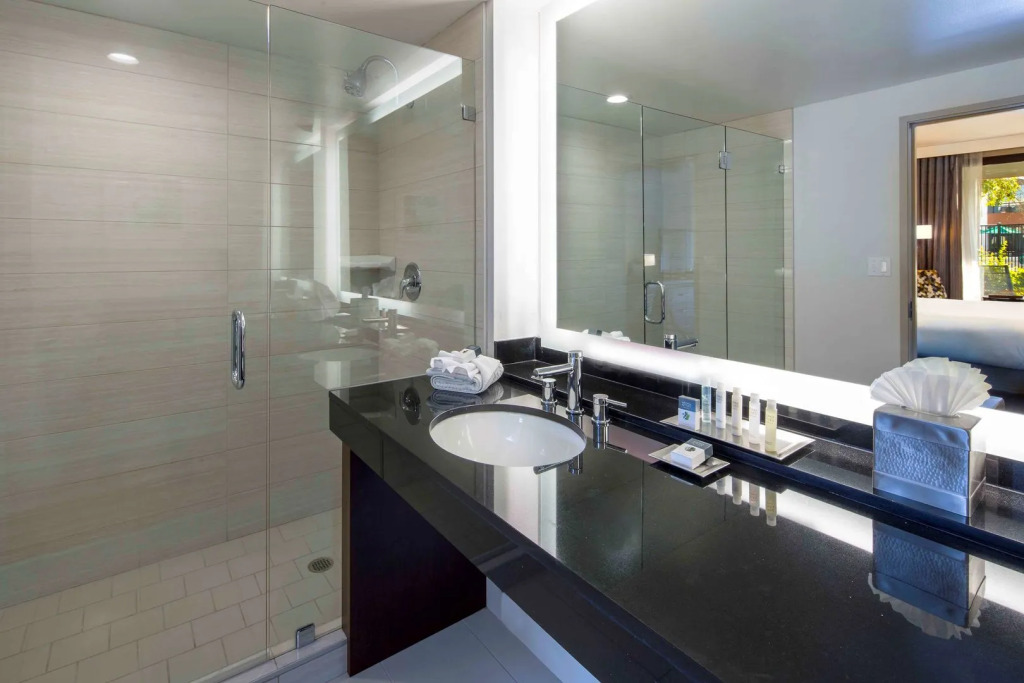 DoubleTree by Hilton Newark-Fremont