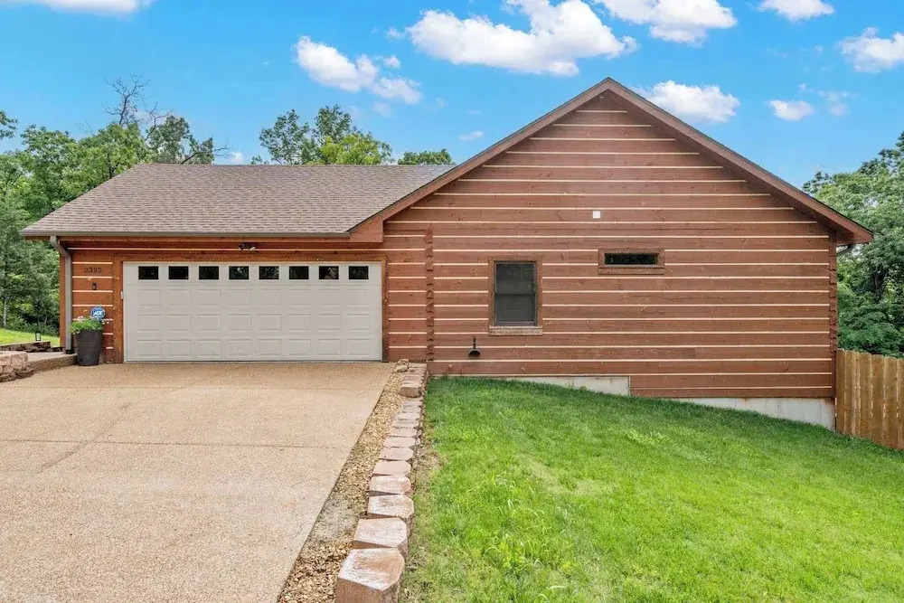 Teals Treasure Secluded Lakeside Cabin for 8!