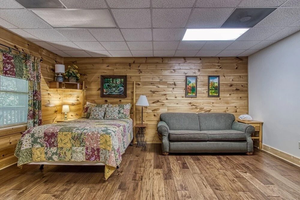 ER222 - Al's Nest - Great Location - Close To Town! 2 Bedroom Cabin by RedAwning
