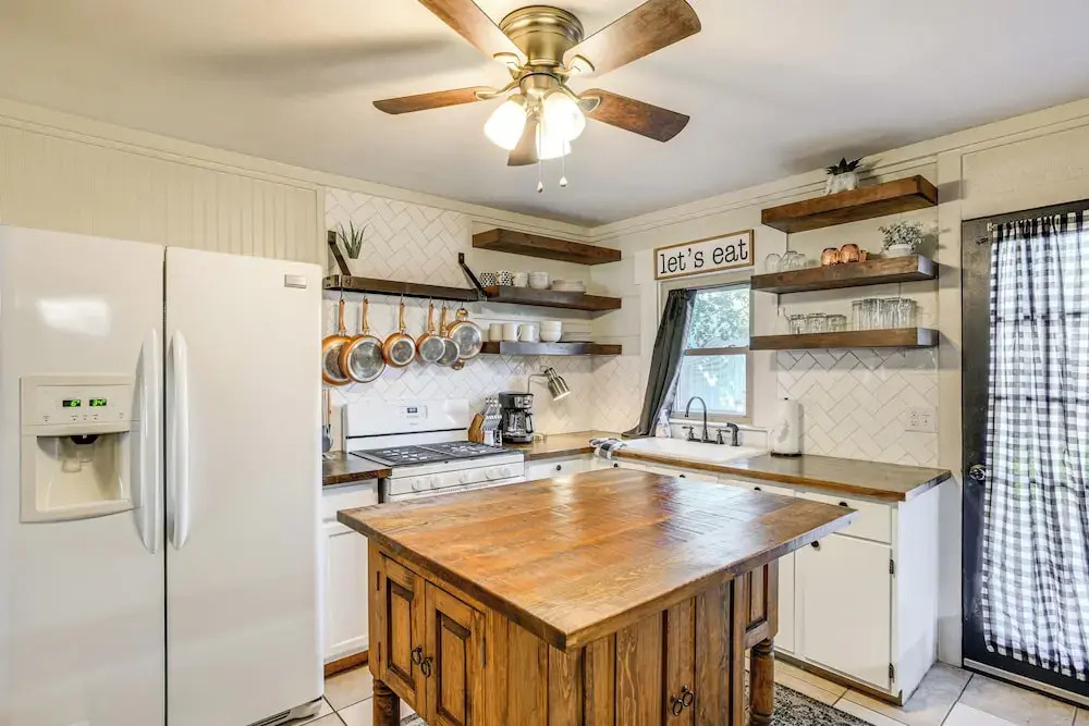 Fire Pit & Small-town Charm: San Angelo Getaway!