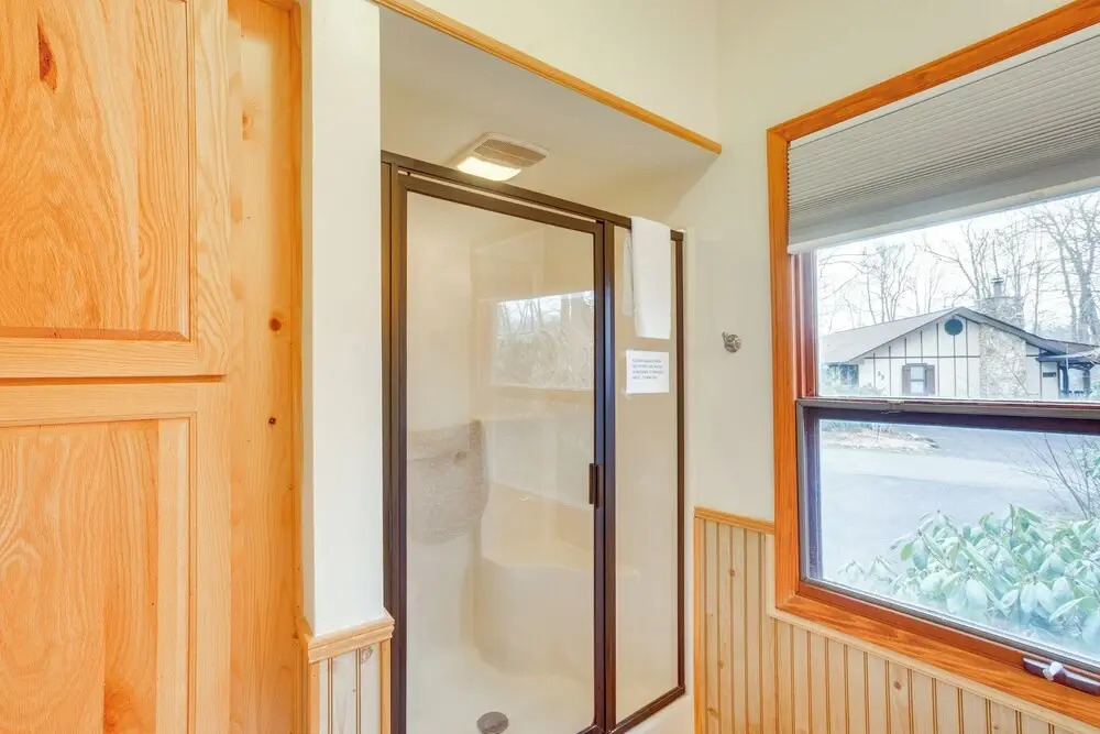 Dog-friendly Newland Cabin w/ Deck + Lake Access!