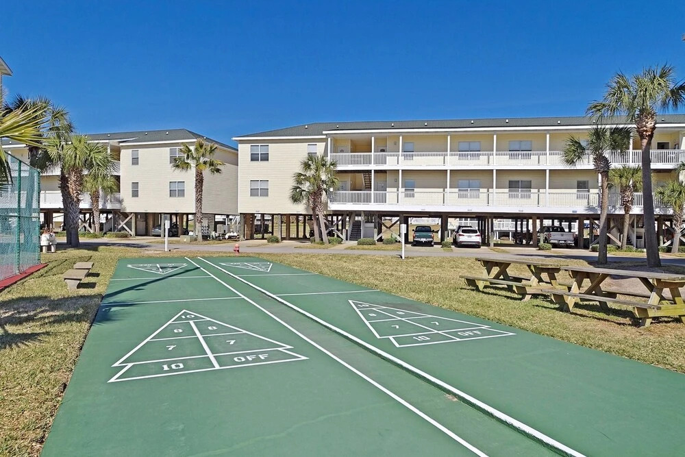 SPC 9136 - Ground Floor 2 BR short walk to beach right by pool by RedAwning