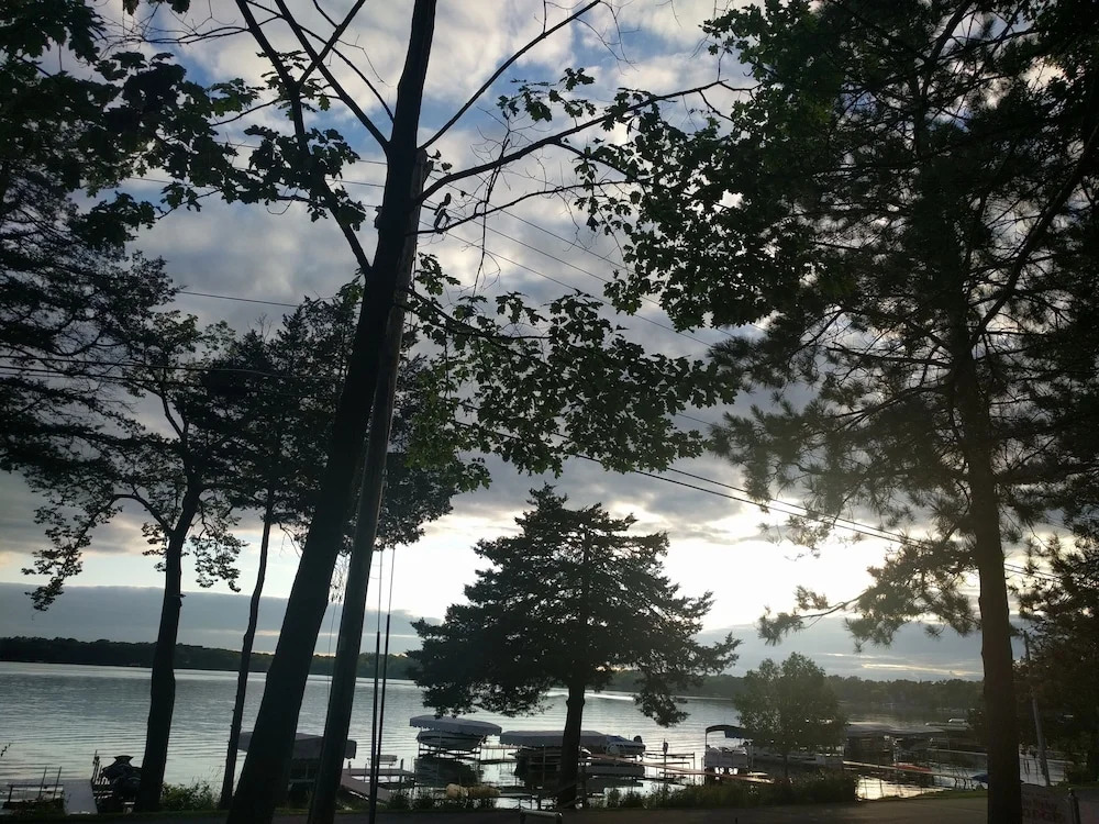 Lake Ripley Lodge w Lake Front Rooms, Grand Porch, Kayaks & Paddleboard