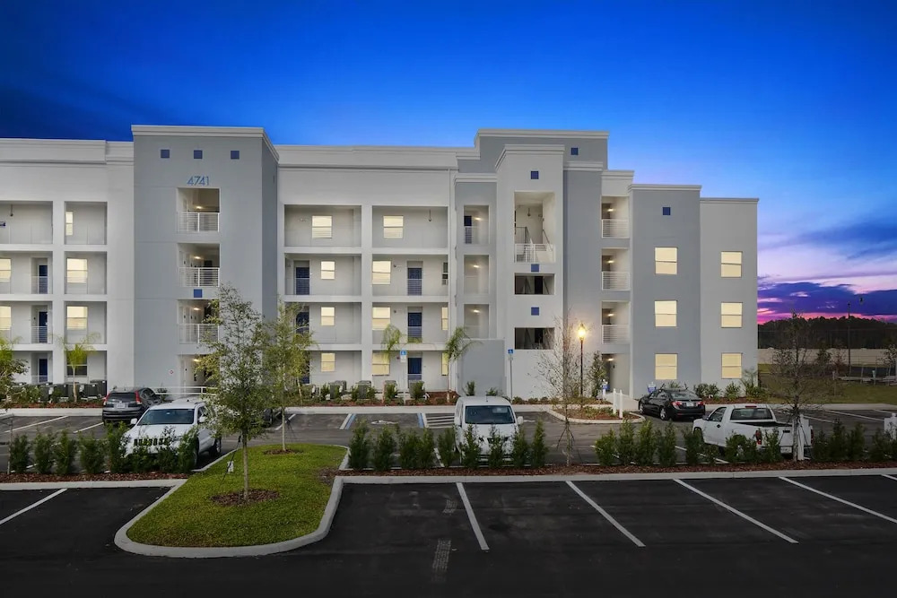 106 Apartment Storey Lake  44309 / 46929