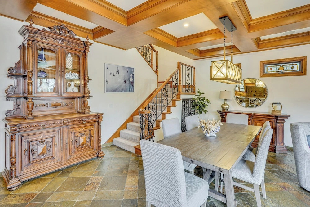 Walk to Shore! Luxury Newport Beach Home