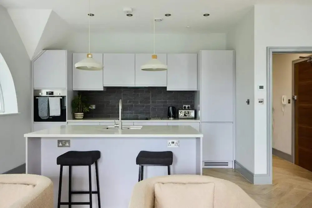The Woodborough Place - Beckoning 2bdr Flat With Balcony