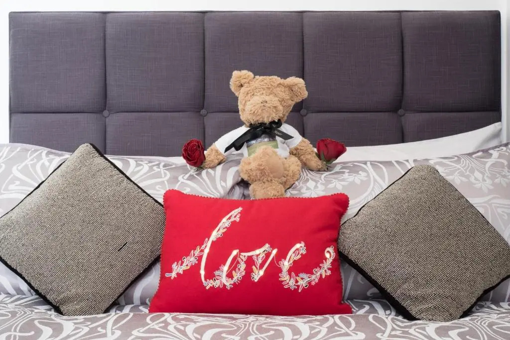 Marks At The Manor Luxury Riverside Apartments - Sleeps up to 4, with Parking and Sky TV