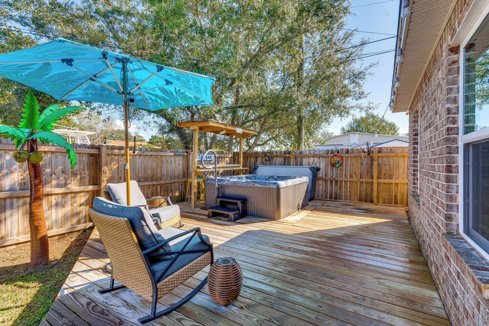< 2 Mi to Navarre Beach: Group Home w/ Deck + Bar