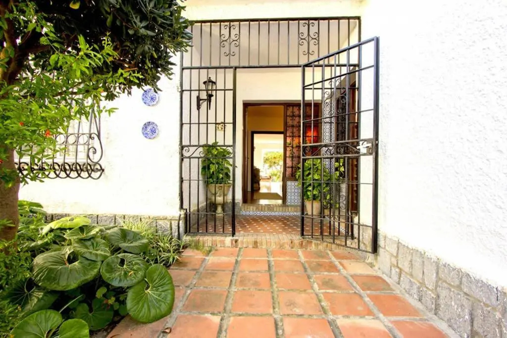 VILLA ALBORAN Beachfront 9PAX