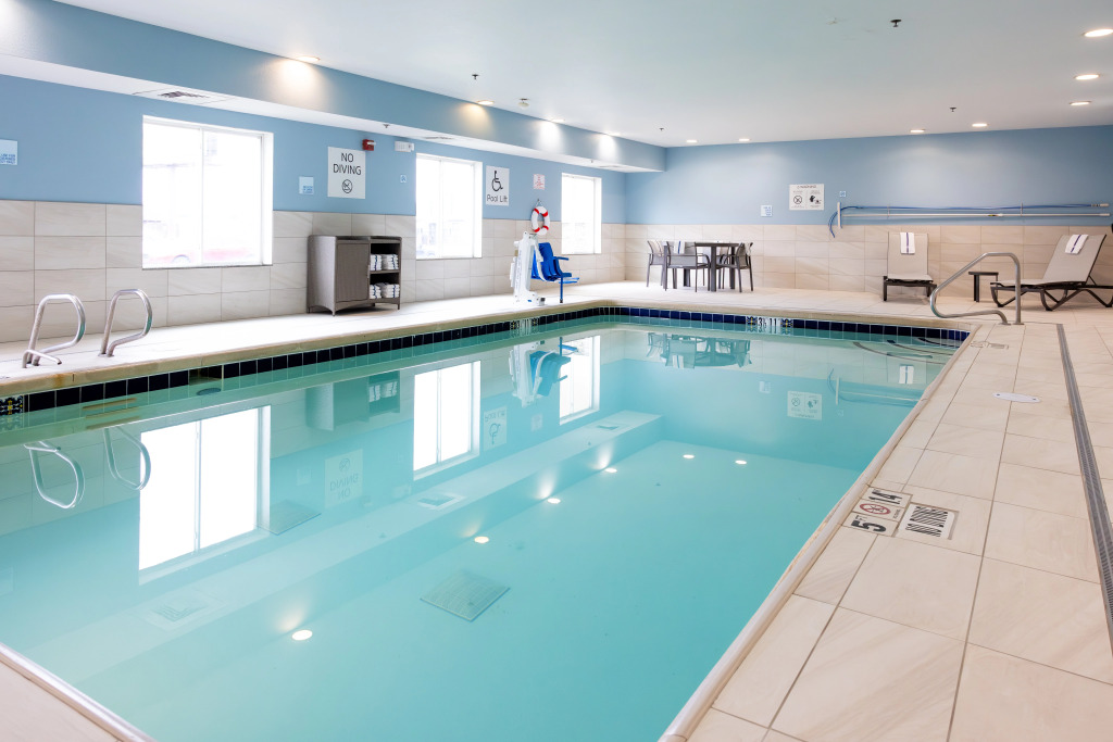Holiday Inn Express Hotel & Suites Wichita Airport by IHG