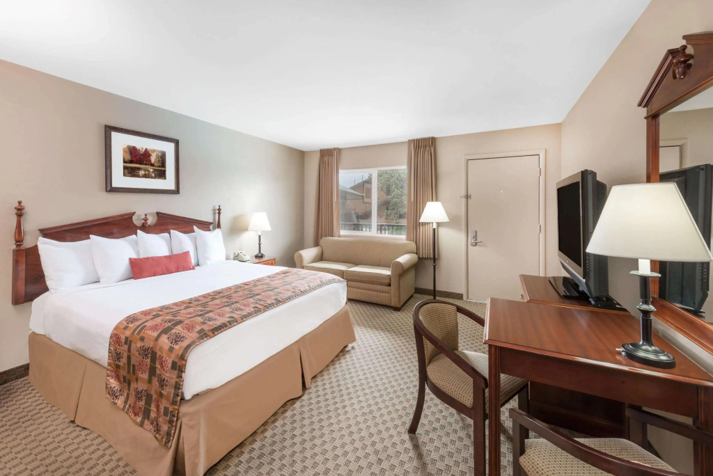 Days Inn by Wyndham Show Low