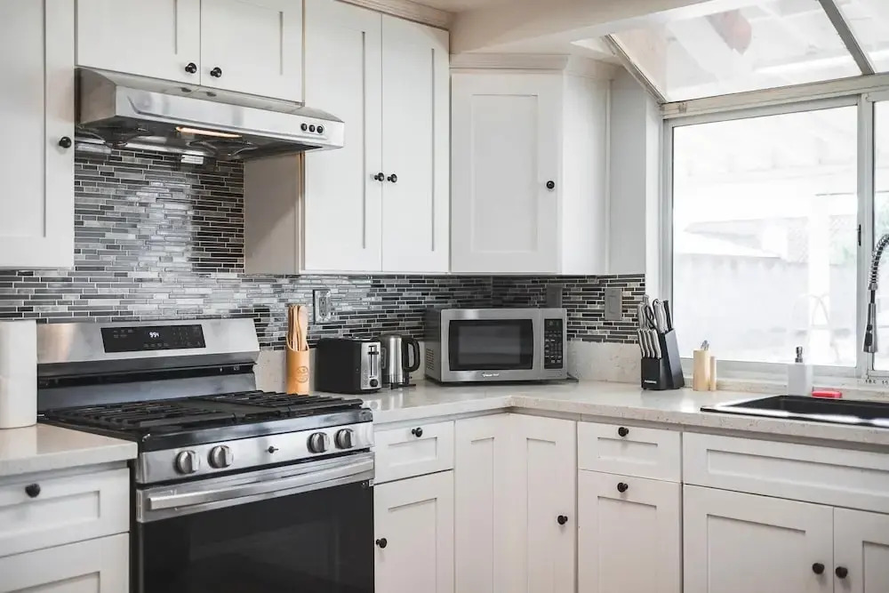 Bright Cozy Home w Full Kitchen Garage Backyard