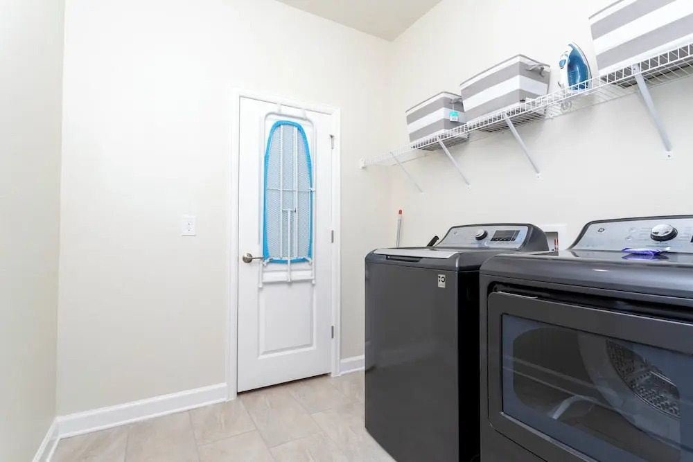 Gorgeous 5Bd Single Family w Pool Storey Lake 2767o