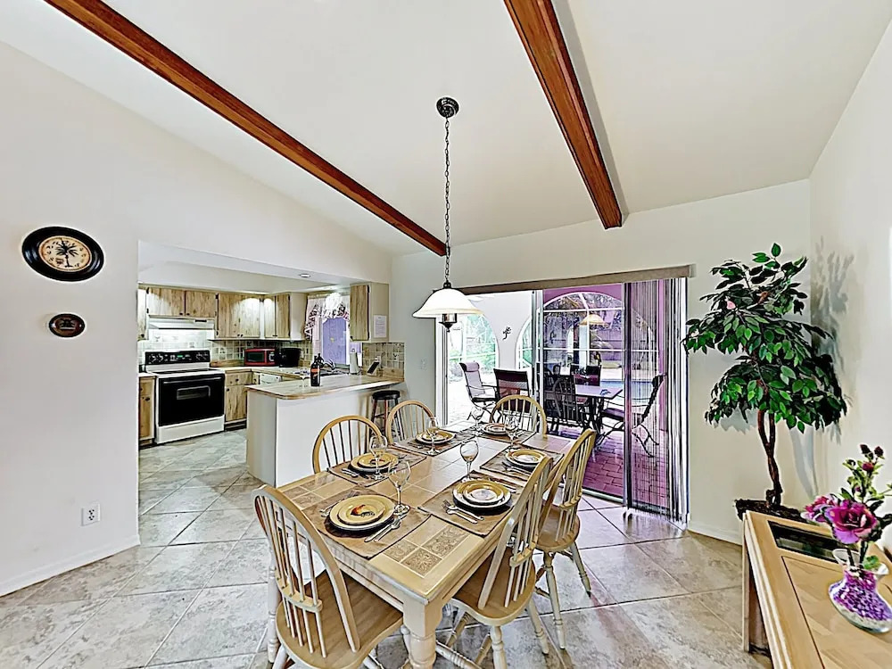 Dreamy In Quiet Neighborhood W/ Caged Pool 3 Bedroom Home