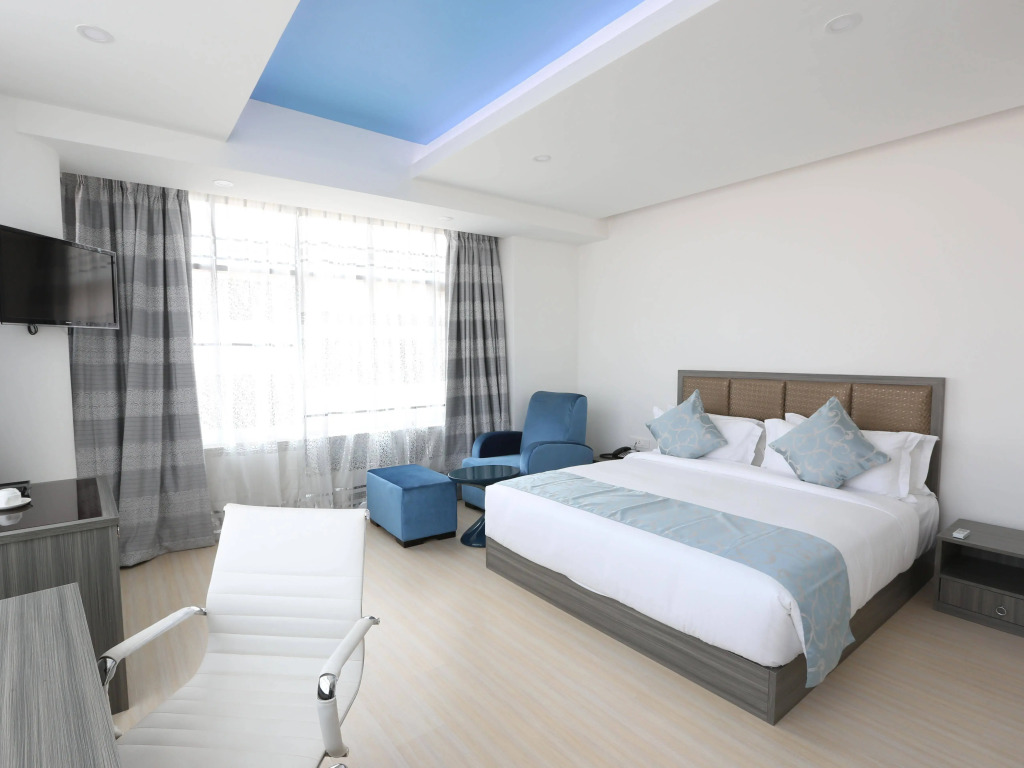 City Hotel & Suites