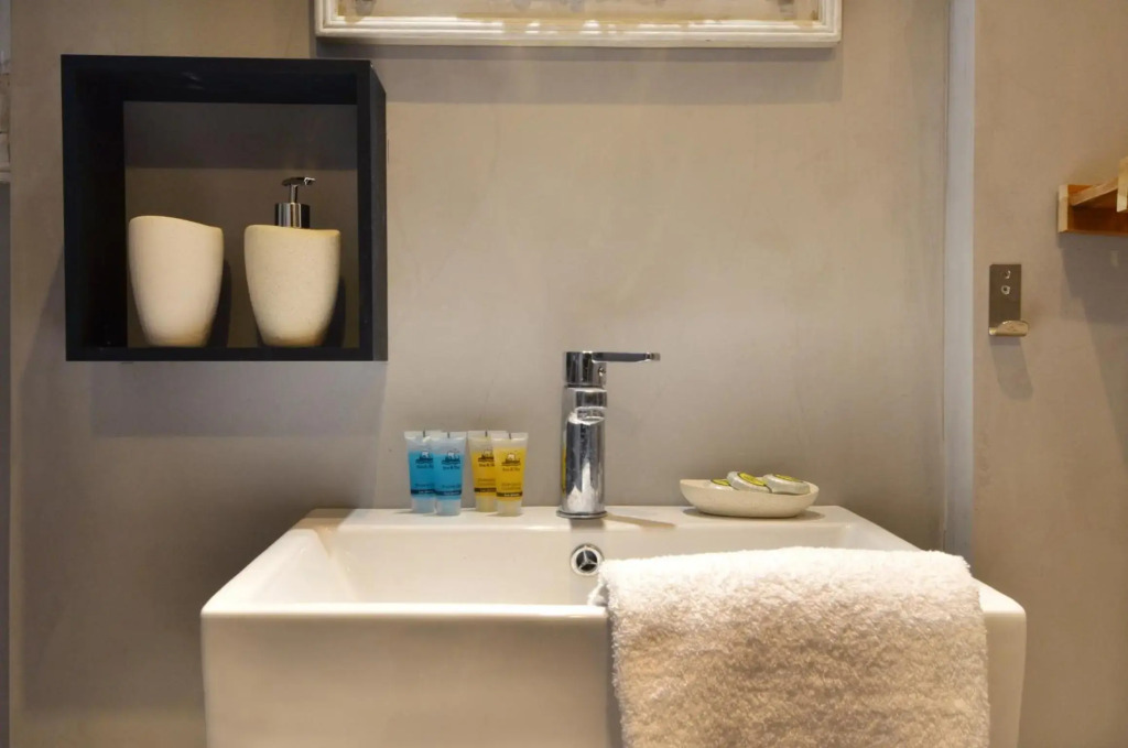 A modern rustic cosy apartment at the foot of Mount Lycabettus