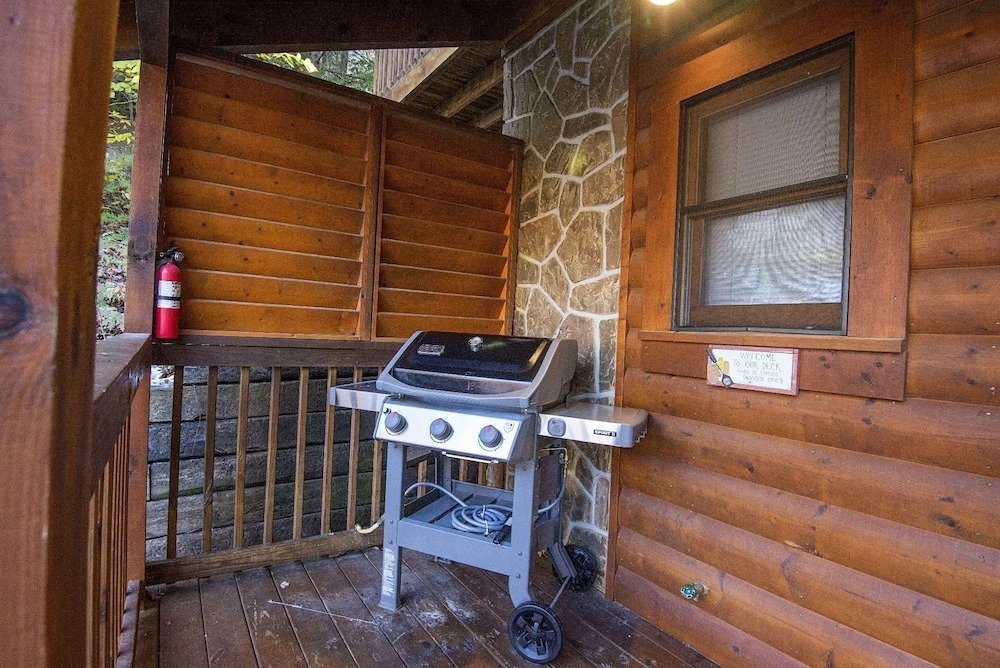 Er 226 - Locker's Mountain Hideaway Great Location - Close To Town! 2 Bedroom Cabin by RedAwning