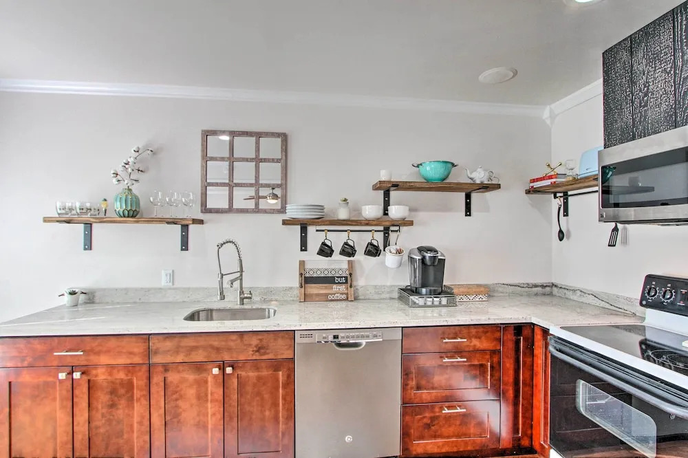 Convenient Burien Getaway: 12 Mi to Dtwn Sea!