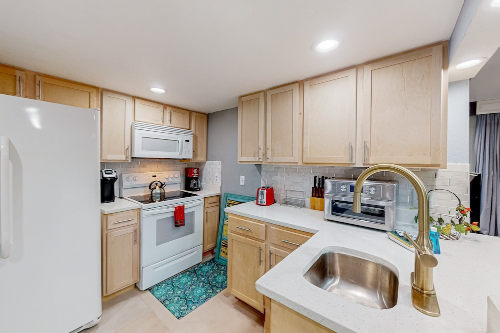 Comfortable Townhome Near Disney With Athletic Courts & Pool Access, Patio, & AC